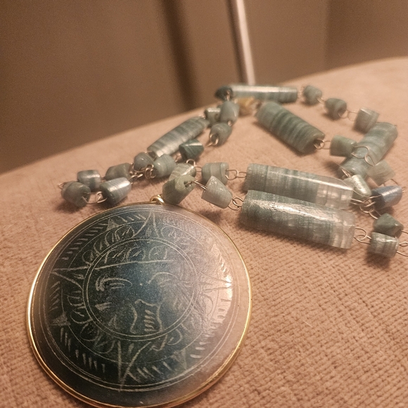 VERY SPECIAL VTG JADE NECKLACE. LARGE HAND CARVED DISC ENCIRCLED IN GOLD . - Picture 2 of 5